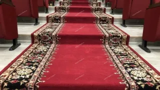 Особенности монтажа и укладки красной кремлевской дорожки в зрительном зале: профессиональный подход и точность в деталях